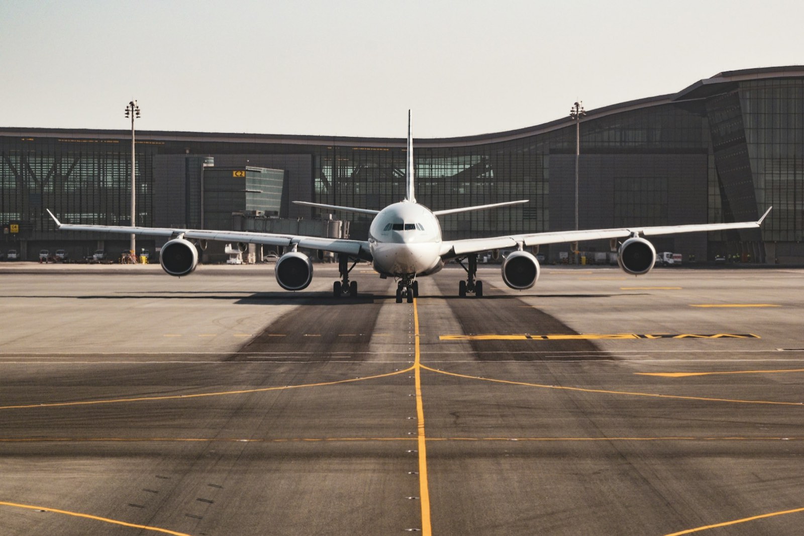 Aeronave posicionada no pátio de um aeroporto internacional